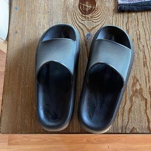 Cloud slides, never worn, black